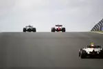 Foto zur News: Esteban Ocon (Alpine), Max Verstappen (Red Bull) und Sergio Perez (Red Bull)