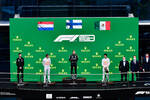 Foto zur News: Max Verstappen (Red Bull), Valtteri Bottas (Mercedes) und Sergio Perez (Red Bull)