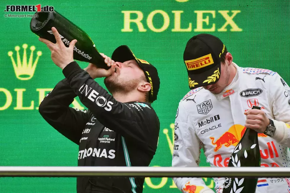 Foto zur News: Valtteri Bottas (Mercedes) und Max Verstappen (Red Bull)