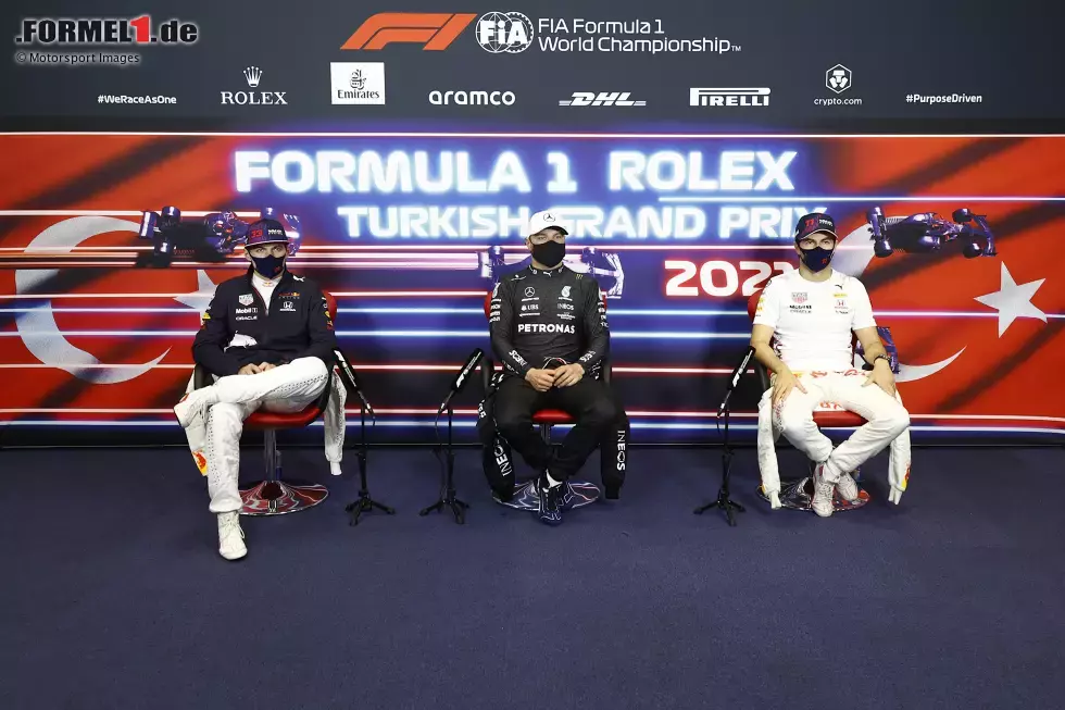 Foto zur News: Max Verstappen (Red Bull), Valtteri Bottas (Mercedes) und Sergio Perez (Red Bull)