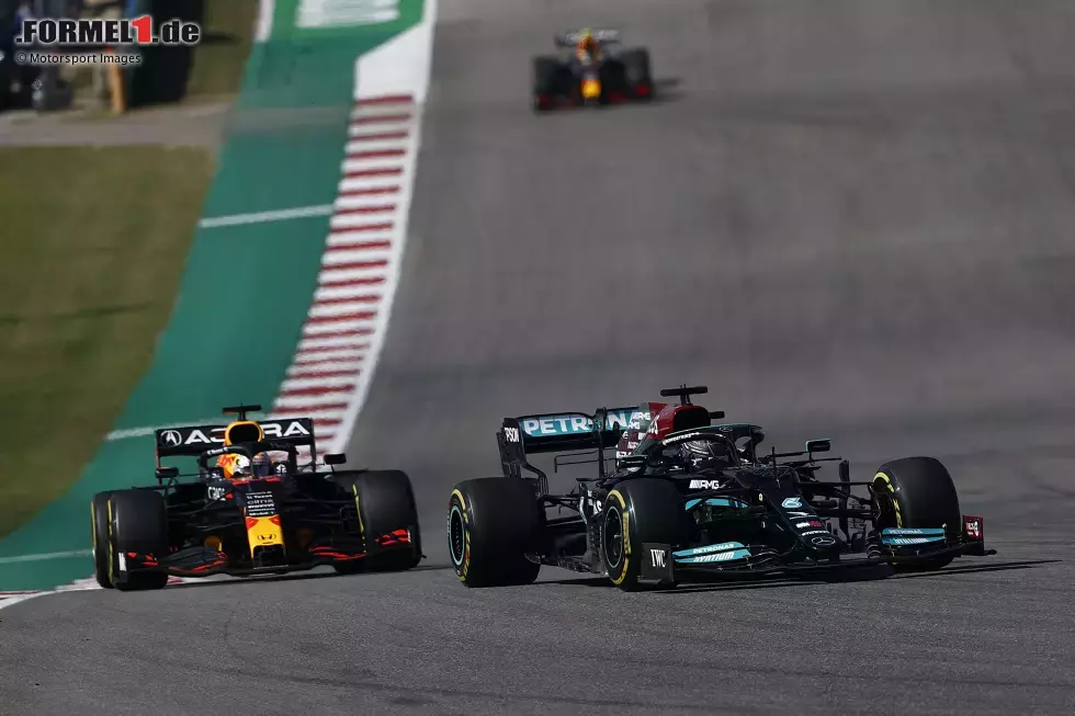 Foto zur News: Lewis Hamilton (Mercedes), Max Verstappen (Red Bull) und Sergio Perez (Red Bull)