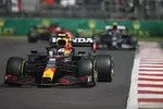 Foto zur News: Sergio Perez (Red Bull) und Pierre Gasly (AlphaTauri)