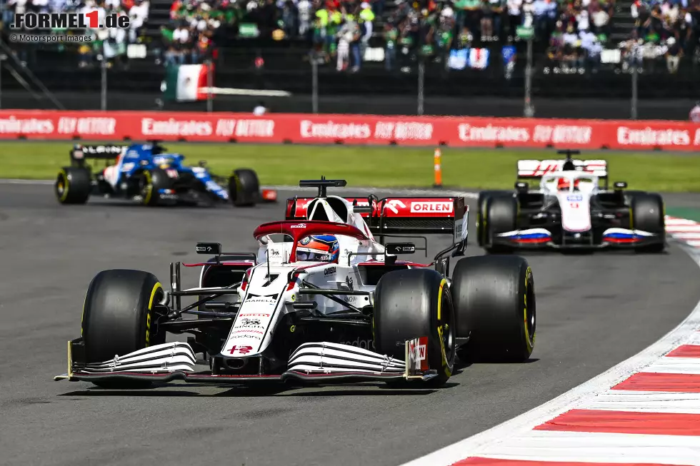 Foto zur News: Kimi Räikkönen (Alfa Romeo), Nikita Masepin (Haas) und Fernando Alonso (Alpine)