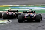 Foto zur News: Carlos Sainz (Ferrari) und Sergio Perez (Red Bull)