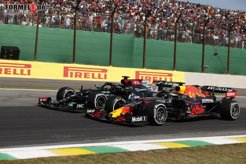 Foto zur News: Max Verstappen (Red Bull) und Lewis Hamilton (Mercedes)