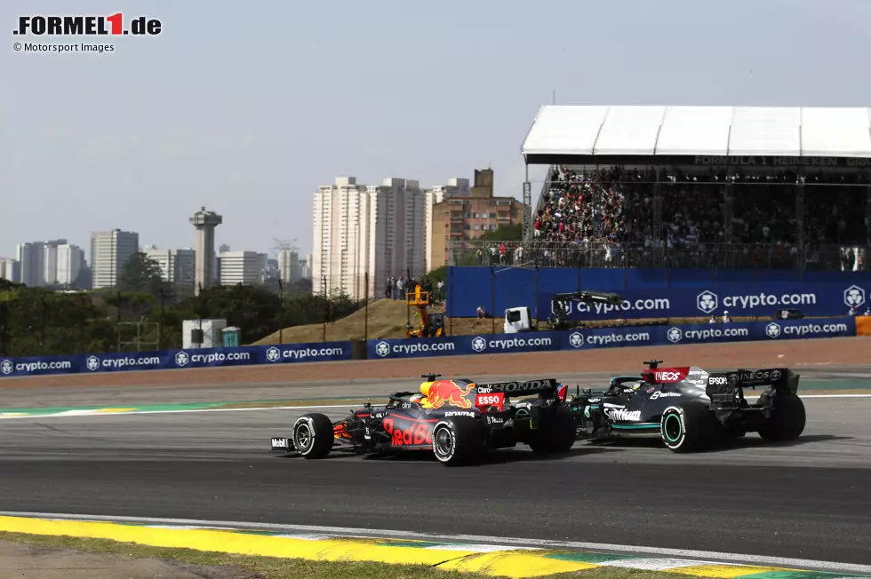 Foto zur News: Max Verstappen (Red Bull) und Lewis Hamilton (Mercedes)