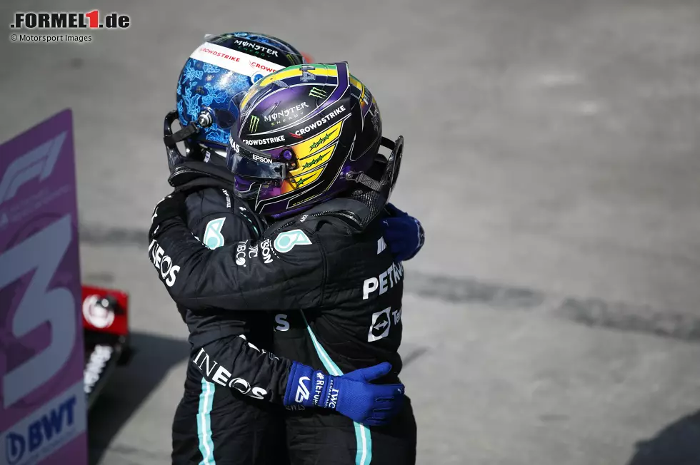 Foto zur News: Valtteri Bottas (Mercedes) und Lewis Hamilton (Mercedes)