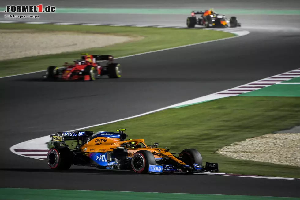 Foto zur News: Lando Norris (McLaren) und Carlos Sainz (Ferrari)