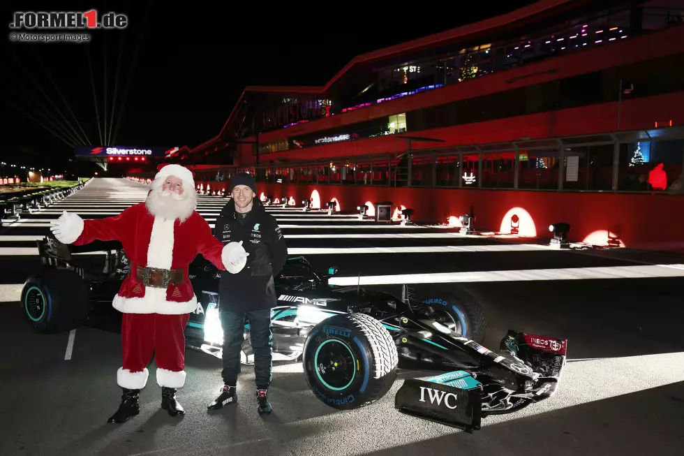 Foto zur News: Anthony Davidson und Santa Claus mit dem Mercedes W10