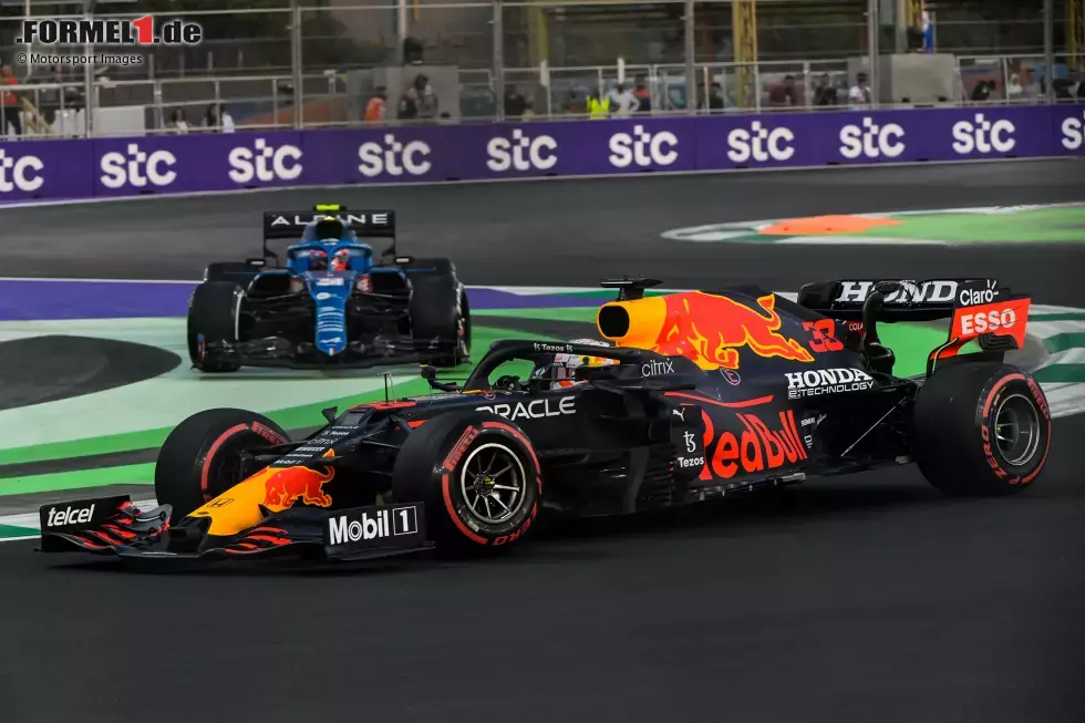 Foto zur News: Max Verstappen (Red Bull) und Esteban Ocon (Alpine)