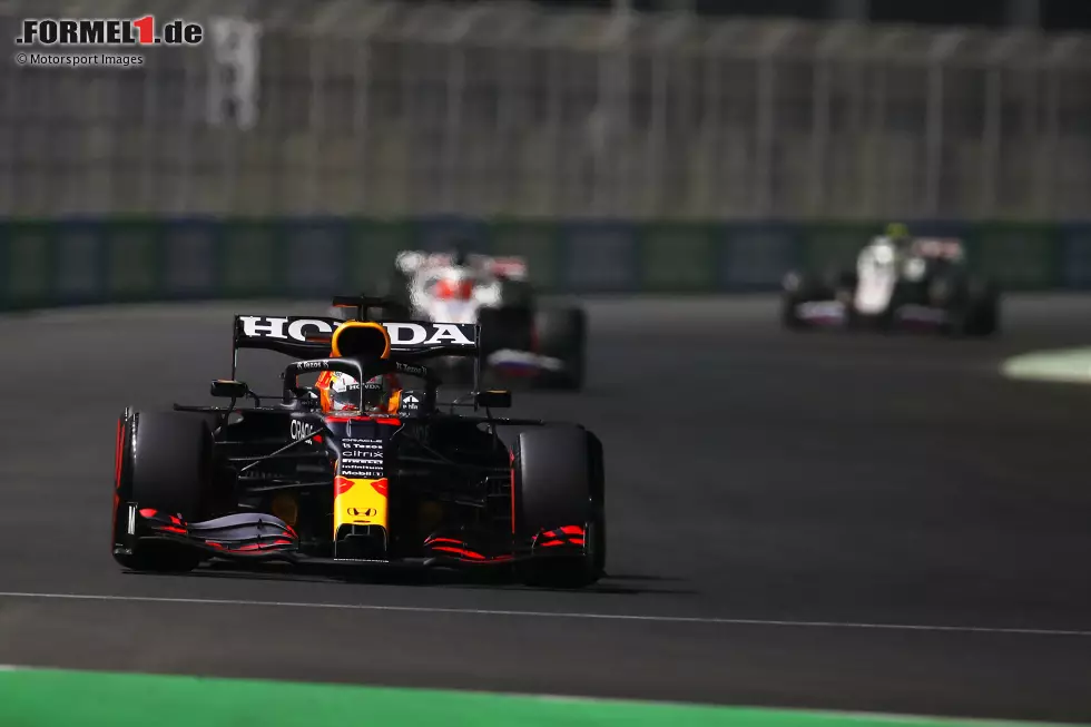 Foto zur News: Max Verstappen (Red Bull) und Nikita Masepin (Haas)