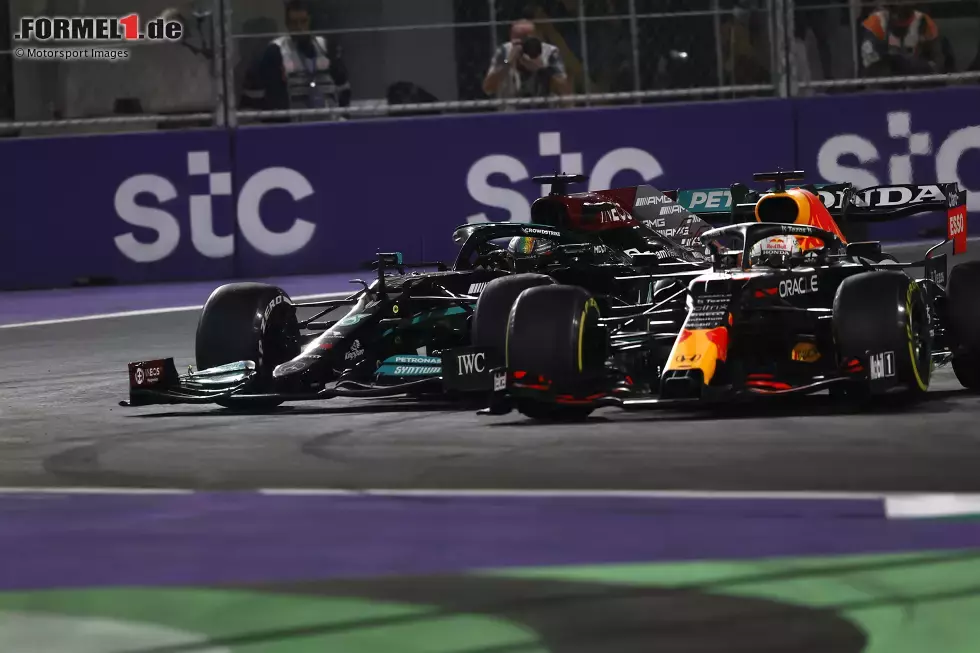 Foto zur News: Max Verstappen (Red Bull) und Lewis Hamilton (Mercedes)