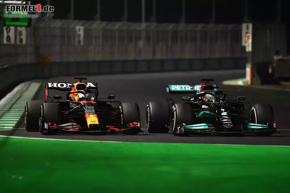 Foto zur News: Lewis Hamilton (Mercedes) und Max Verstappen (Red Bull)