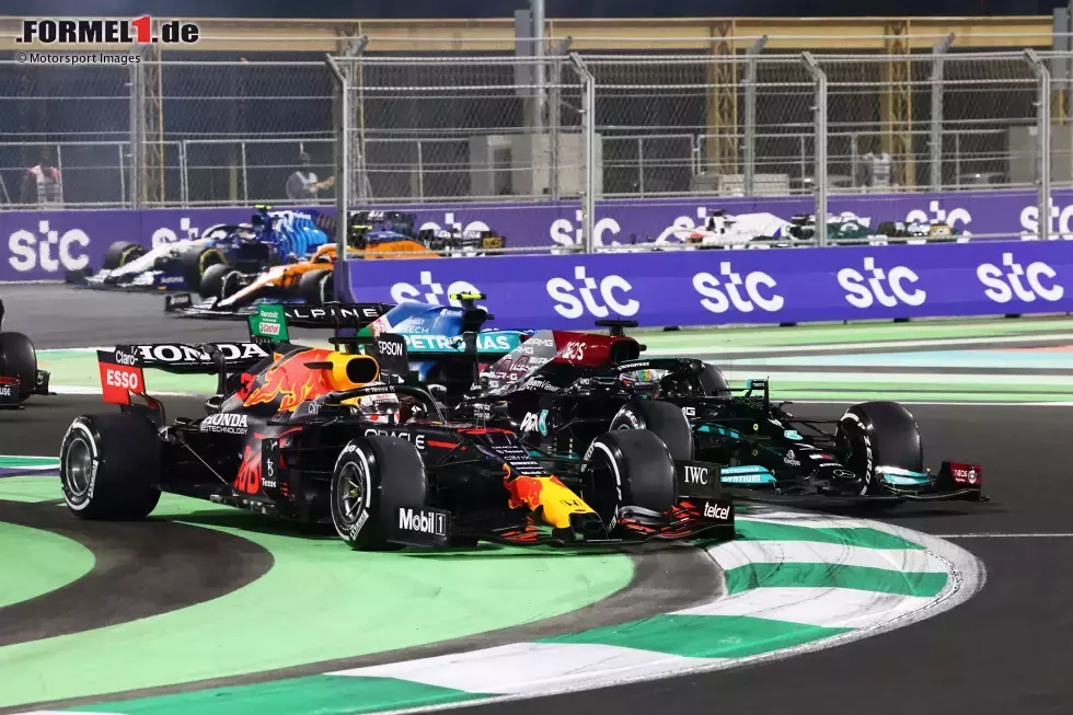 Foto zur News: Max Verstappen (Red Bull) und Lewis Hamilton (Mercedes)