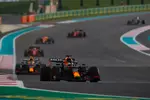 Foto zur News: Max Verstappen (Red Bull), Sergio Perez (Red Bull) und Charles Leclerc (Ferrari)