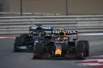 Foto zur News: Sergio Perez (Red Bull) und Lewis Hamilton (Mercedes)