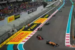 Foto zur News: Carlos Sainz (Ferrari), Lando Norris (McLaren), Charles Leclerc (Ferrari) und Yuki Tsunoda (AlphaTauri)