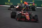 Foto zur News: Carlos Sainz (Ferrari) und Max Verstappen (Red Bull)