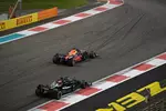 Foto zur News: Max Verstappen (Red Bull) und Lewis Hamilton (Mercedes)