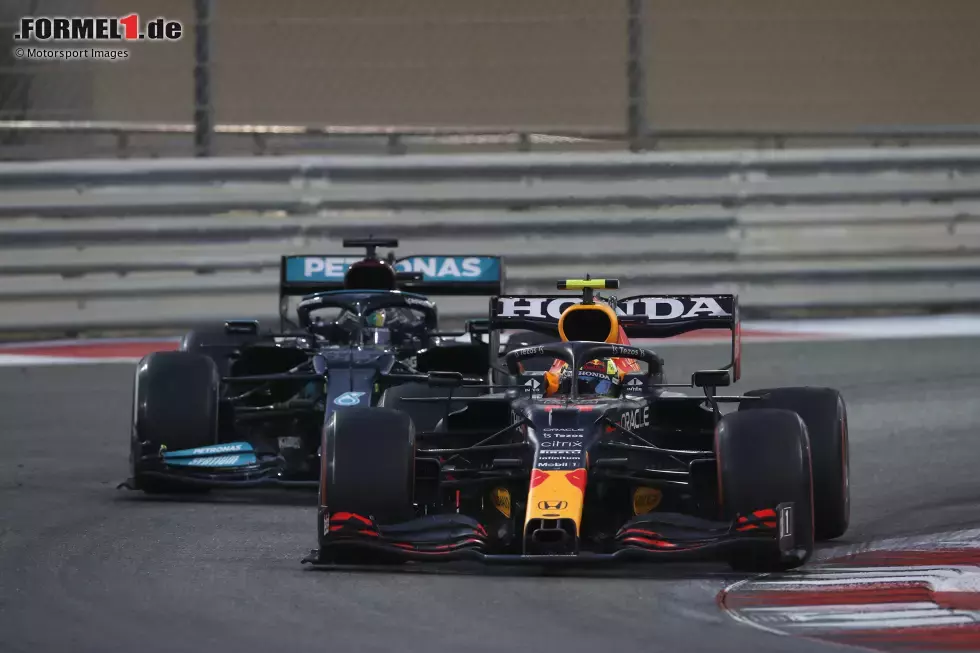 Foto zur News: Sergio Perez (Red Bull) und Lewis Hamilton (Mercedes)