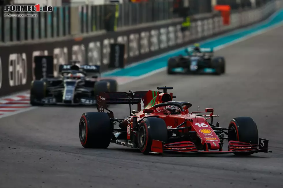 Foto zur News: Charles Leclerc (Ferrari) und Yuki Tsunoda (AlphaTauri)