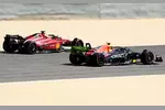 Foto zur News: Charles Leclerc (Ferrari) und Sergio Perez (Red Bull)