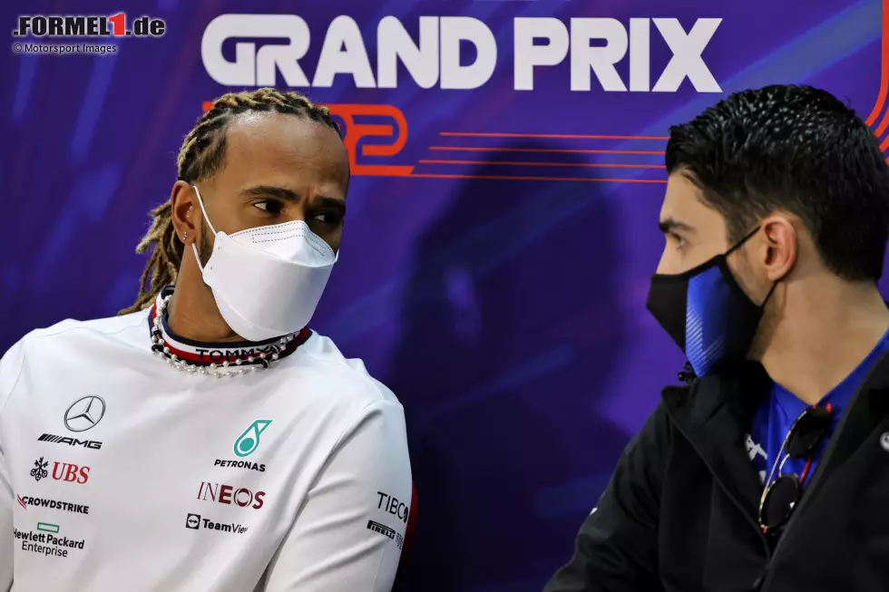 Foto zur News: Lewis Hamilton (Mercedes) und Esteban Ocon (Alpine)