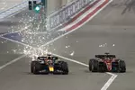 Foto zur News: Max Verstappen (Red Bull) und Charles Leclerc (Ferrari)