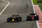 Foto zur News: Max Verstappen (Red Bull) und Charles Leclerc (Ferrari)