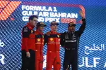 Foto zur News: Mattia Binotto, Carlos Sainz (Ferrari), Charles Leclerc (Ferrari) und Lewis Hamilton (Mercedes)