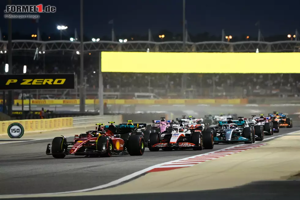 Foto zur News: Carlos Sainz (Ferrari), Kevin Magnussen (Haas) und Lewis Hamilton (Mercedes)