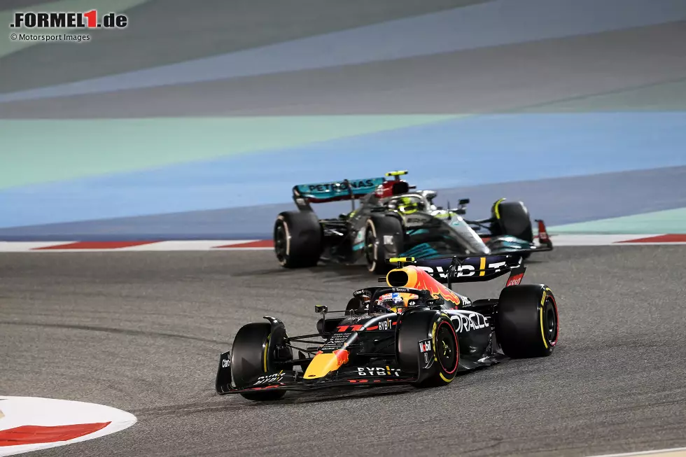 Foto zur News: Sergio Perez (Red Bull) und Lewis Hamilton (Mercedes)