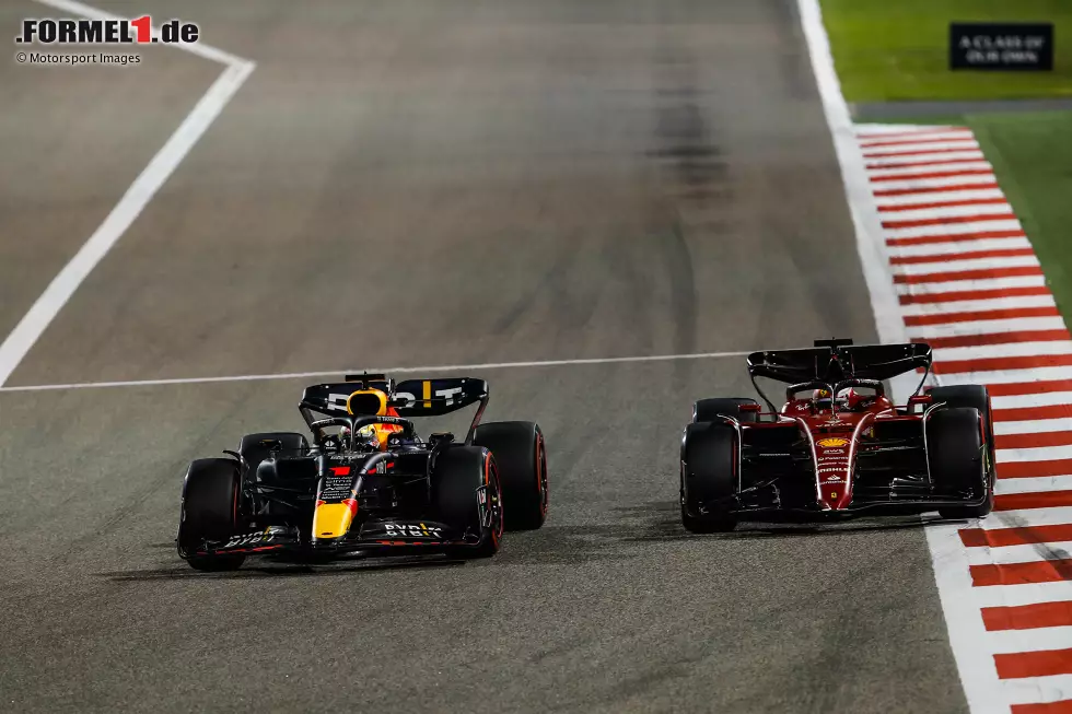 Foto zur News: Max Verstappen (Red Bull) und Charles Leclerc (Ferrari)