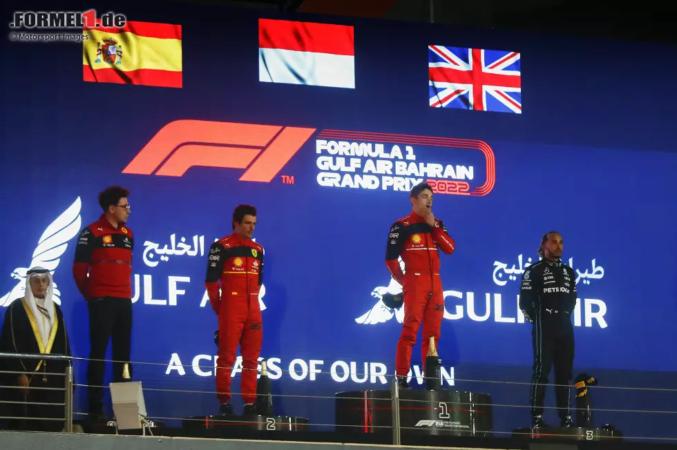 Foto zur News: Mattia Binotto, Carlos Sainz (Ferrari), Charles Leclerc (Ferrari) und Lewis Hamilton (Mercedes)