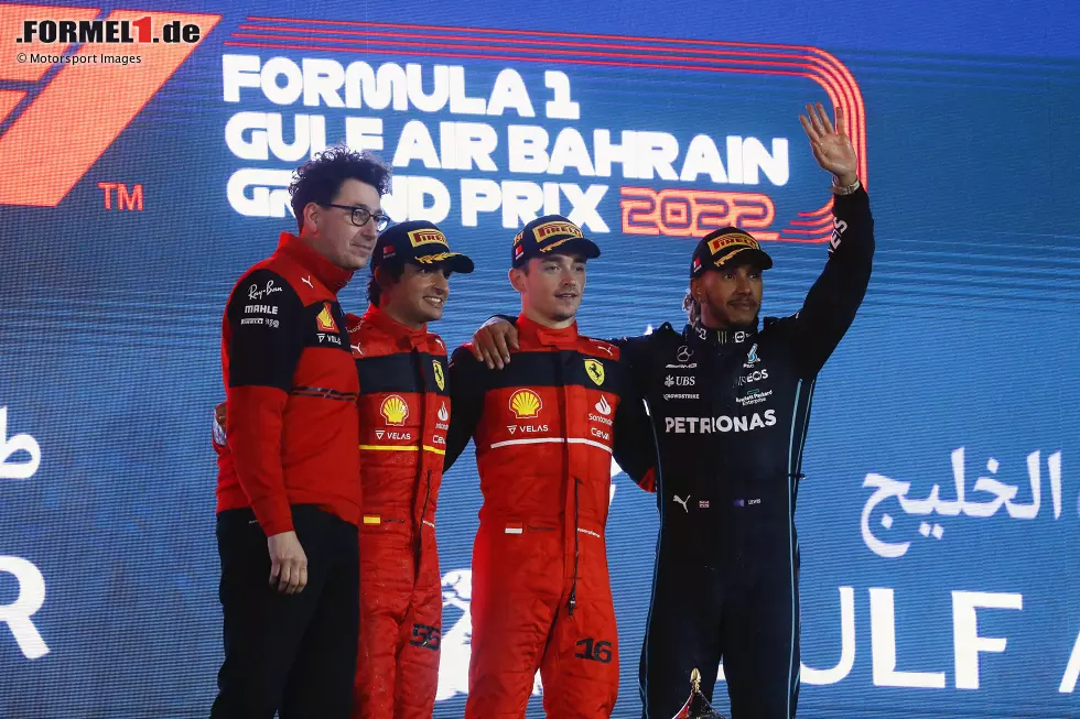 Foto zur News: Mattia Binotto, Carlos Sainz (Ferrari), Charles Leclerc (Ferrari) und Lewis Hamilton (Mercedes)