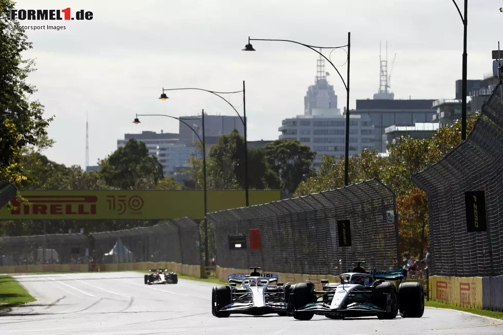 Foto zur News: George Russell (Mercedes) und Pierre Gasly (AlphaTauri)