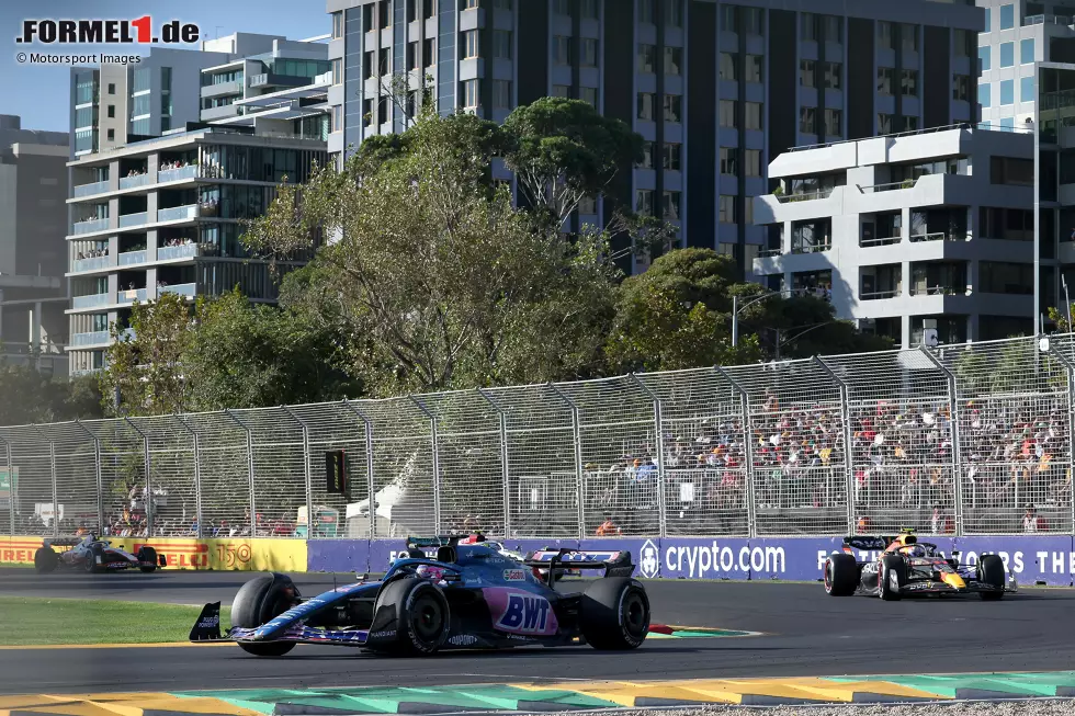 Foto zur News: Fernando Alonso (Alpine) und Sergio Perez (Red Bull)