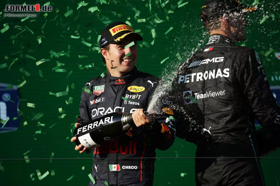 Foto zur News: Sergio Perez (Red Bull) und George Russell (Mercedes)