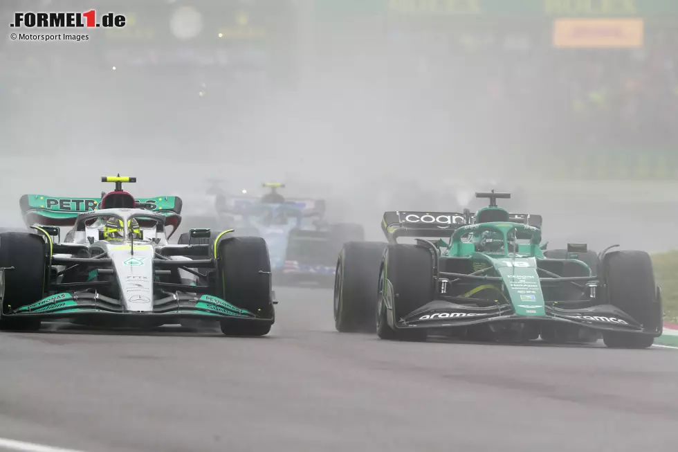 Foto zur News: Lance Stroll (Aston Martin) und Lewis Hamilton (Mercedes)