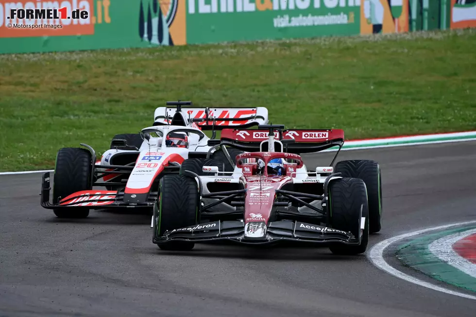 Foto zur News: Valtteri Bottas (Alfa Romeo) und Kevin Magnussen (Haas)