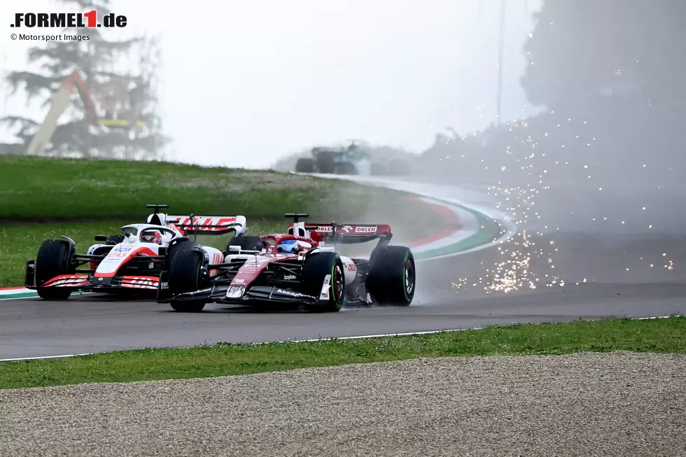 Foto zur News: Valtteri Bottas (Alfa Romeo) und Kevin Magnussen (Haas)