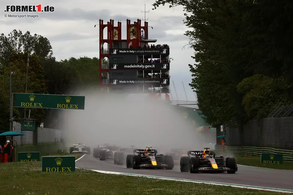 Foto zur News: Max Verstappen (Red Bull), Sergio Perez (Red Bull) und Charles Leclerc (Ferrari)