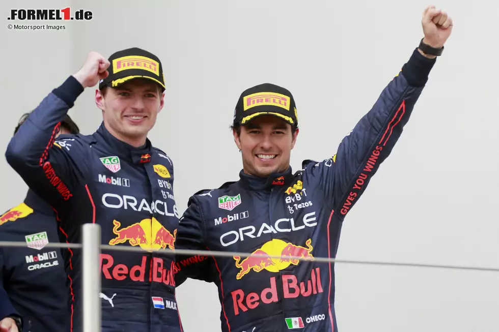 Foto zur News: Max Verstappen (Red Bull) und Sergio Perez (Red Bull)