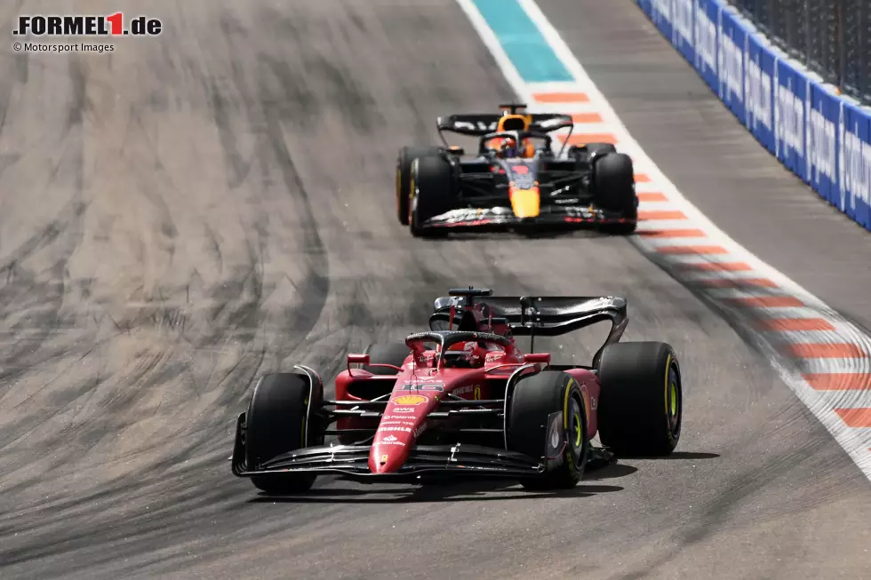 Foto zur News: Charles Leclerc (Ferrari) und Max Verstappen (Red Bull)