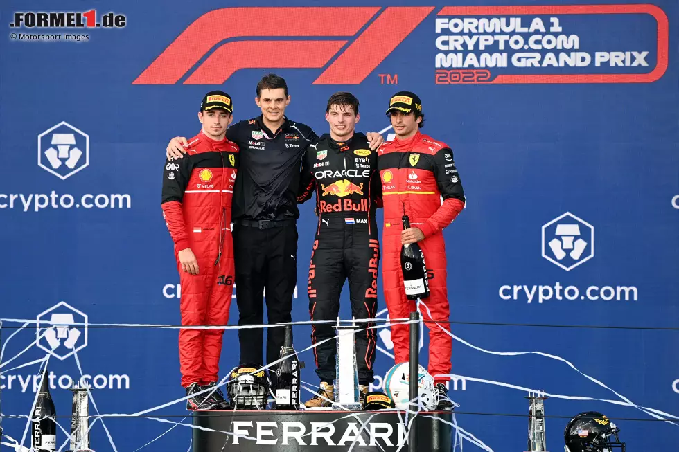 Foto zur News: Charles Leclerc (Ferrari), Max Verstappen (Red Bull) und Carlos Sainz (Ferrari)