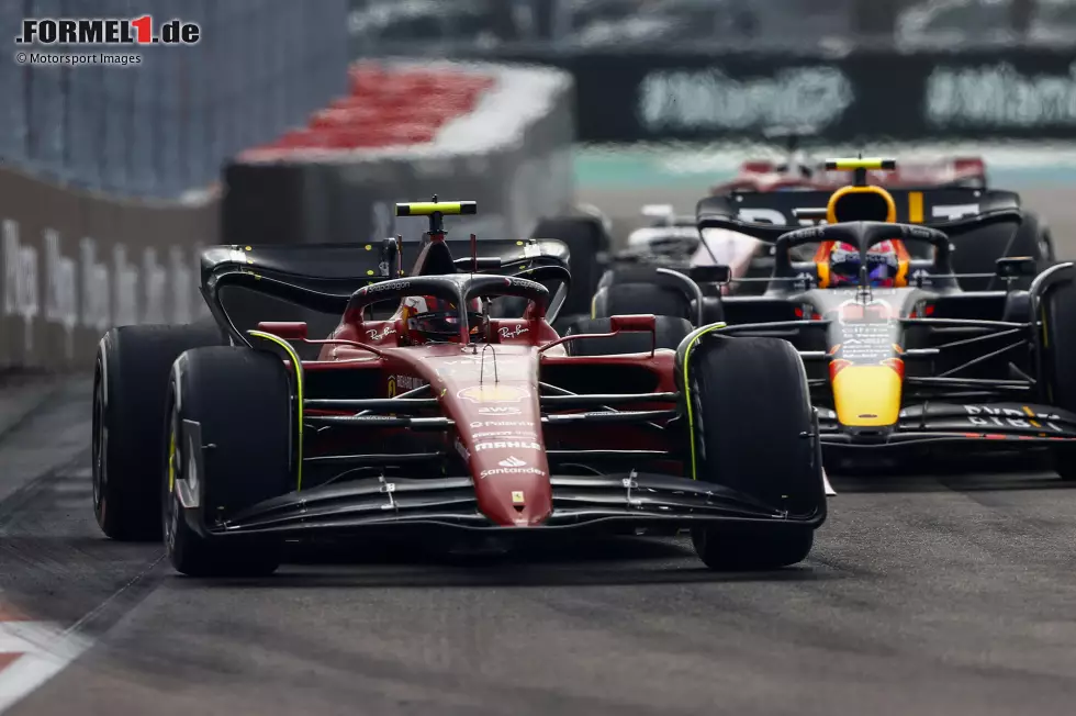 Foto zur News: Carlos Sainz (Ferrari) und Sergio Perez (Red Bull)