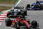 Foto zur News: Carlos Sainz (Ferrari), Pierre Gasly (AlphaTauri) und Fernando Alonso (Alpine)