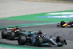 Foto zur News: George Russell (Mercedes), Max Verstappen (Red Bull) und Sergio Perez (Red Bull)