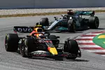 Foto zur News: Sergio Perez (Red Bull) und George Russell (Mercedes)