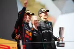 Foto zur News: Sergio Perez (Red Bull), Max Verstappen (Red Bull) und George Russell (Mercedes)